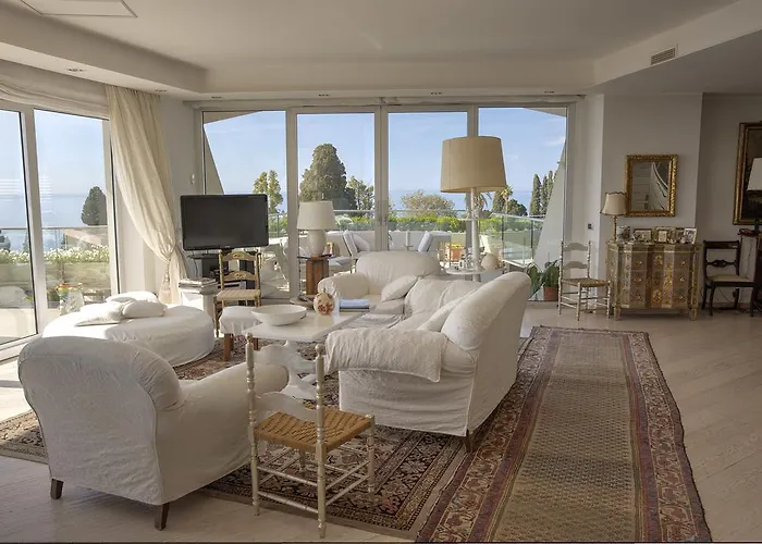 Maison Blanche Bed & Breakfast 4*