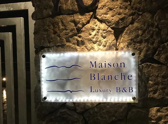Maison Blanche Bed & Breakfast 4*