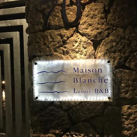 Maison Blanche Couette-café 4*