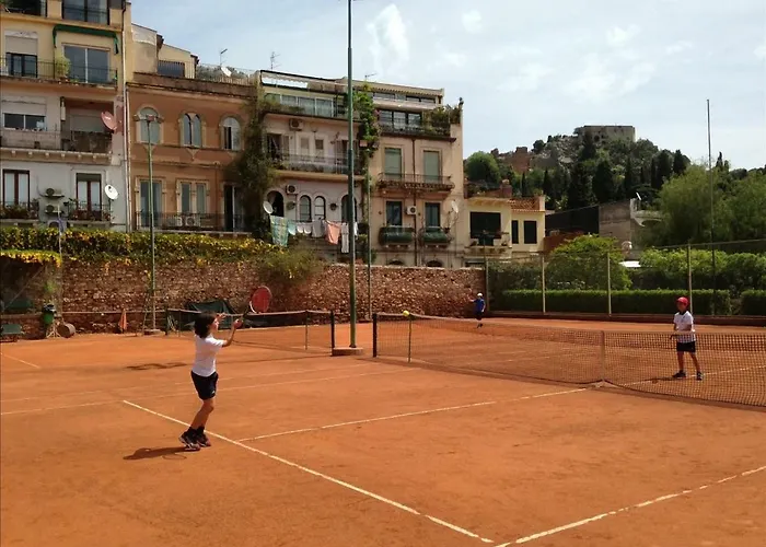 Maison Blanche فندق مبيت وإفطار تاورمينا